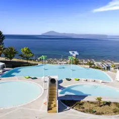 Rajskie baseny i plaża w Grecji. Idealne miejsce na wakacje last minute tanio.
