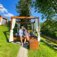 Para idealna na weekend we dwoje w otoczeniu natury. Romantyczna altana z baldachimem i widokiem na strumyk.