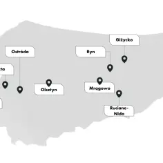Mapa z zaznaczonymi miejscowościami: Iława, Łukta, Ostróda, Olsztyn, Ryn, Giżycko, Mrągowo, Ruciane-Nida. Idealne miejsca na urlop nad jeziorem.