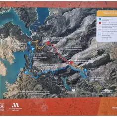 Mapa szlaku Caminito del Rey w Hiszpanii. Pokazuje trasę, parkingi, wejścia i wyjścia, a także drogi dojazdowe.