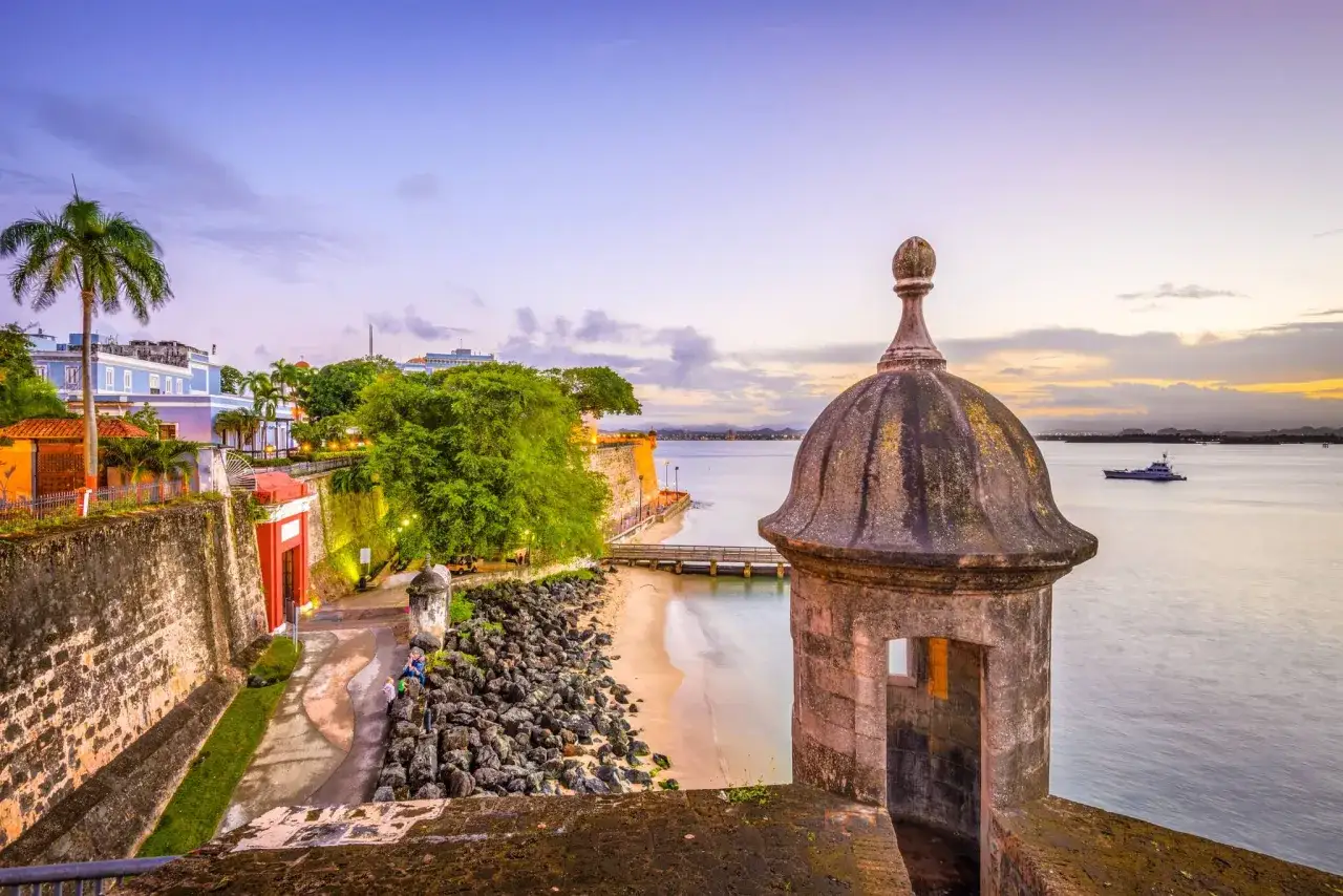 Wieża strażnicza przy plaży w San Juan, Puerto Rico, gdzie jest, z palmami i oceanem w tle.