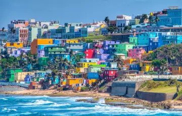 Kolorowe domy na wzgórzu nad oceanem, typowe dla krajobrazu Puerto Rico, gdzie jest to miejsce pełne słońca i życia.