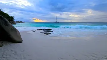 Piękna plaża na Seszelach, idealna na wakacje. Sprawdź cenę tego rajskiego zakątka!