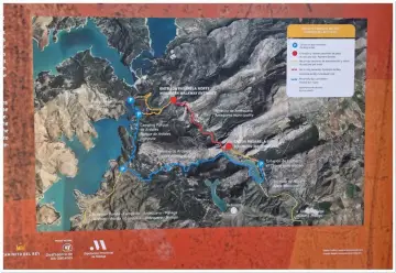 Mapa szlaku Caminito del Rey w Hiszpanii. Pokazuje trasę, parkingi, wejścia i wyjścia, a także drogi dojazdowe.