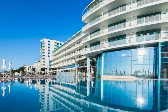 Nowoczesny hotel z basenem i widokiem na morze, idealny na wakacje na Złotym Brzegu Bułgaria.
